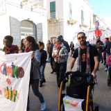...un corteo che festosamente color� le strade di Terlizzi per affermare i diritti dei disabili e al quale parteciparono scuole, associazioni del territorio e semplici cittadini